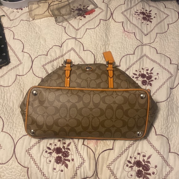 Are use coach purse - Picture 3 of 6